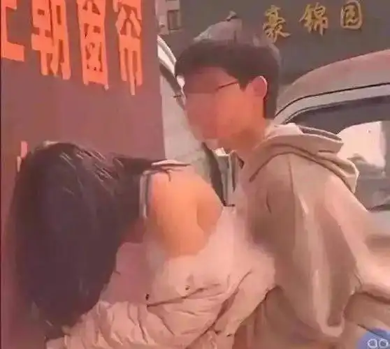 中学情侣小区楼下公然"啪啪",现在的孩子都没羞耻心了?