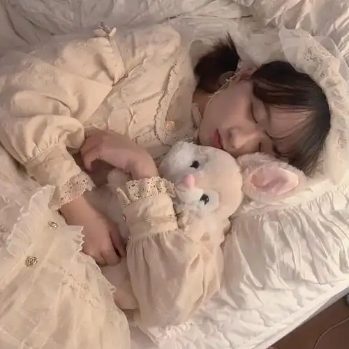 头像女生认真且怂从一而终