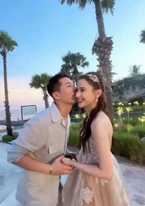 新婚不满一年何超莲一家清明节去给赌王扫墓窦骁却并未同行