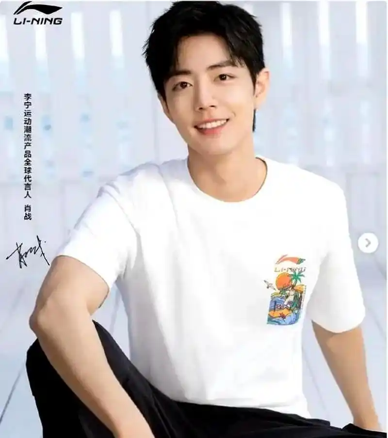 肖战代言李宁白色t恤和黑色运动裤,搭配他纯净的笑容,让人无法抵挡.