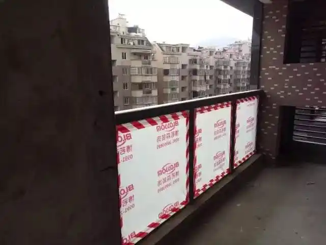 阳台上的窗子也要贴地膜保护任何小窗都不能忽略,卫生间窗子成品保护