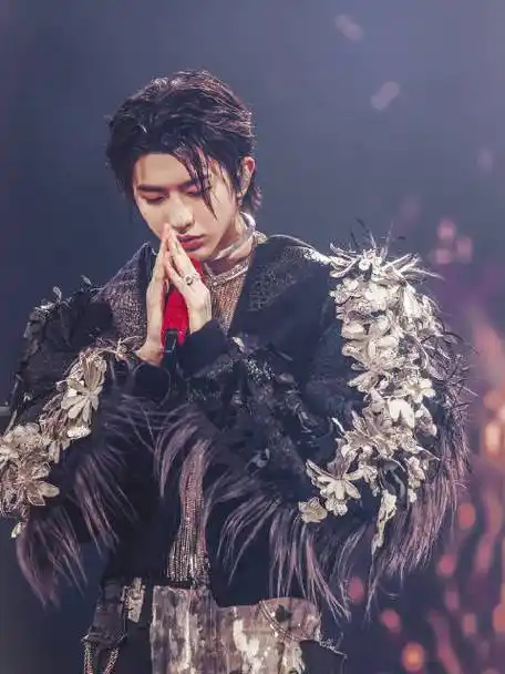 蔡徐坤晒黑白倒立照