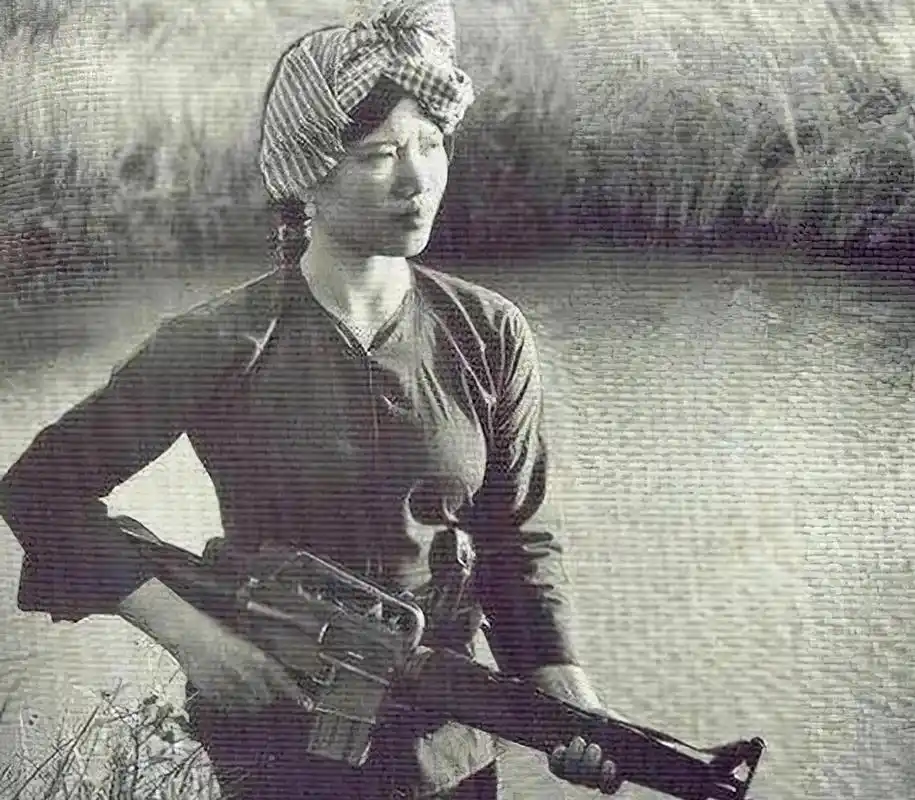 阮文慧是越南的美女特工"黑玫瑰",她露着半边乳房的照片被广为传播