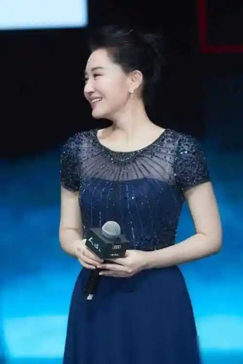 许晴和科比合体照罕见流出穿纱裙差点撑爆科比害羞不敢低头看