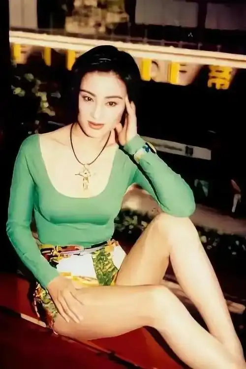 张敏倩影舞燕弄春妍