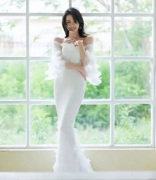 苗苗产后复出状态绝佳穿人鱼婚纱裙秀凹凸身材当妈后更魅惑