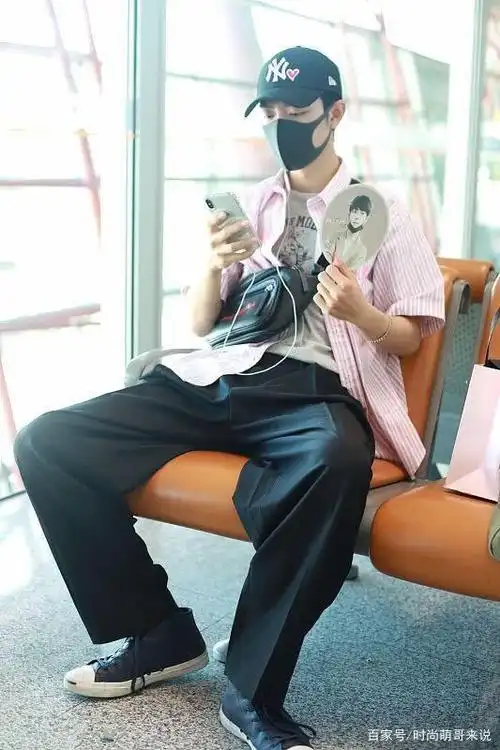 肖战现身,穿浅蓝色牛仔衣和牛仔裤,背个斜肩包似读书郎!