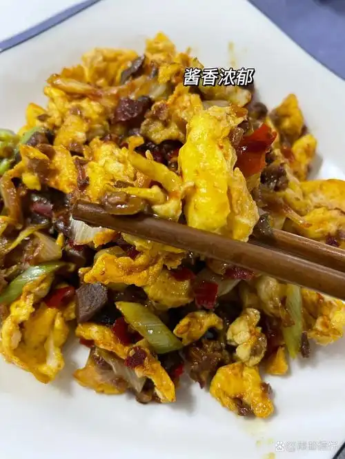 大酱炒鸡蛋97酱香浓郁 吃腻了西红柿炒鸡蛋来试试这道大酱炒鸡蛋吧!