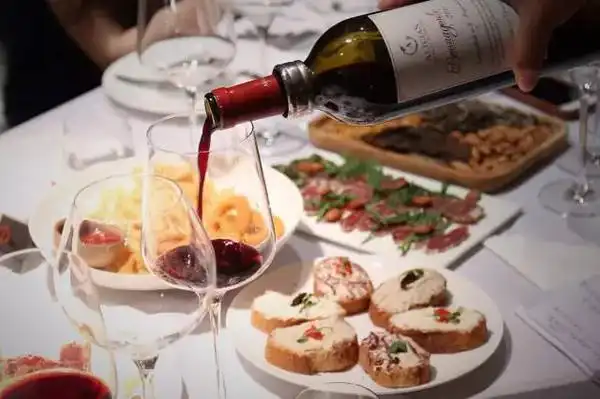 久邑时尚酒会花絮带你去现场感受美酒美食美画