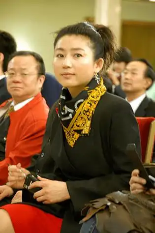 王小丫生图大变样,梳老人发型认不出!身材并不好但气质仍优雅!