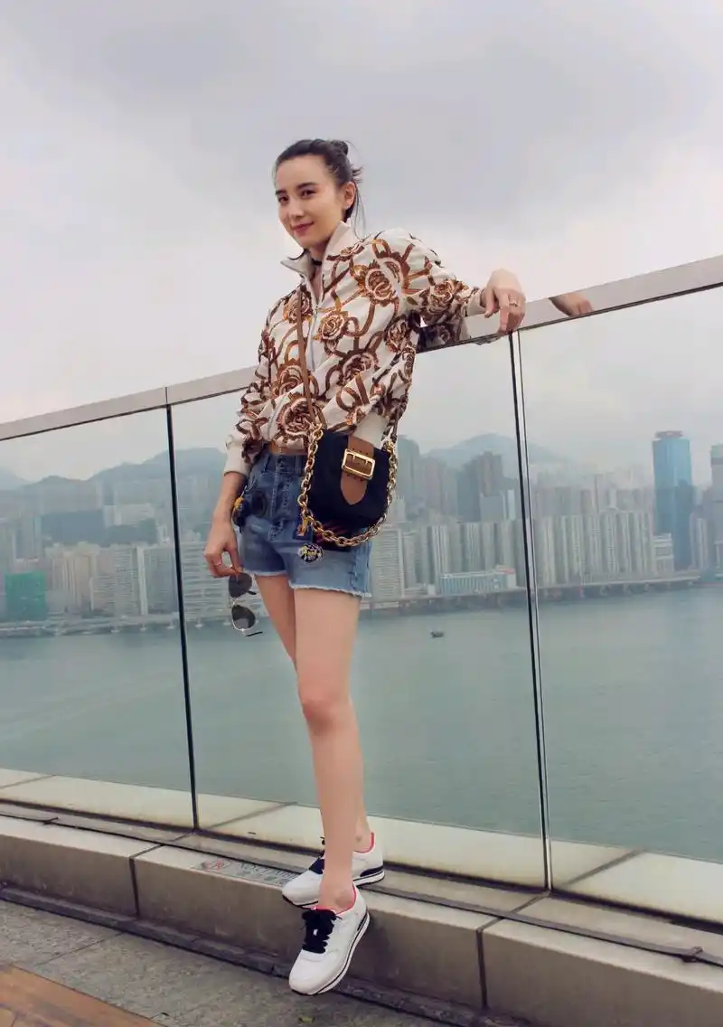 原创40岁的宋佳穿搭很高级,身穿印花外套配蓝色牛仔热裤,时尚又减龄