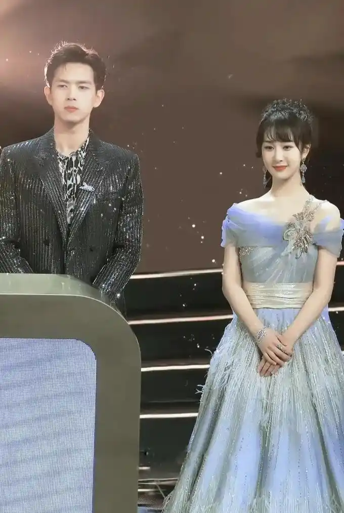 怎么做到每次的衣服莫名的搭呀.#超甜 #杨紫 #李现