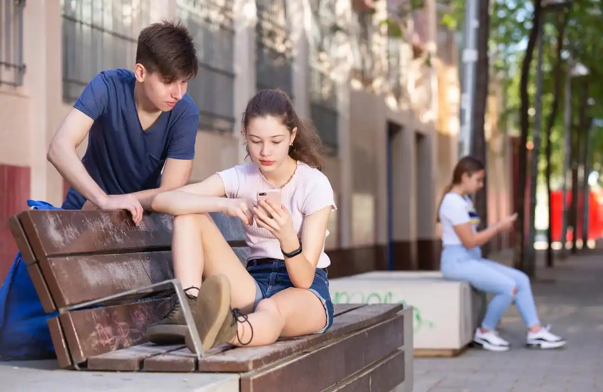 首先,大学生谈恋爱有助于提高情感成熟度和人际交往能力.