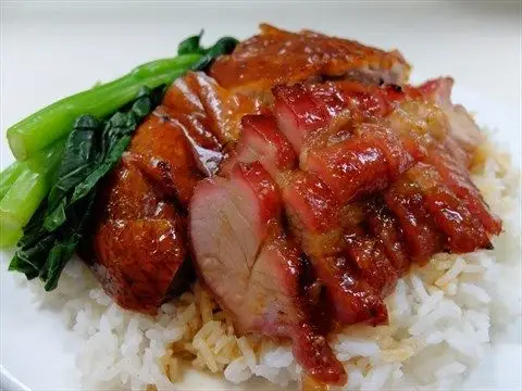 叉烧鹅饭 - 叉烧又林又香,烧鹅有肉汁.三十零蚊有碟饭送例汤.真系抵!