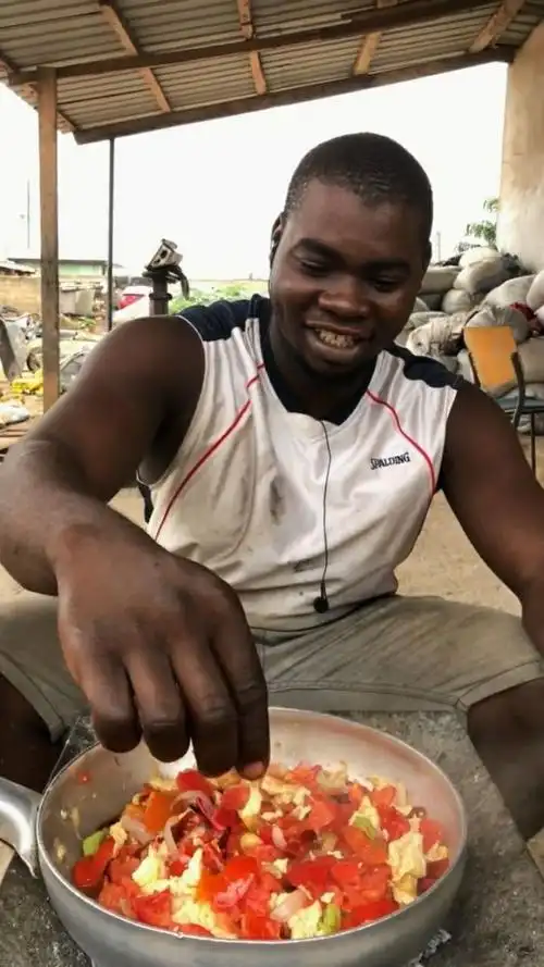 非洲小哥做饭就是太浪费锅了,看起来很有食欲