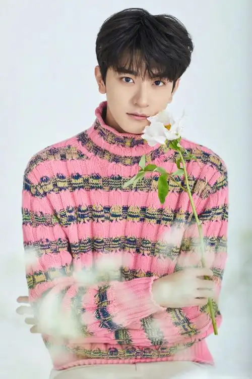 林一身穿粉色条纹毛衣搭配杏色长裤出镜,温润俊郎,时髦帅气