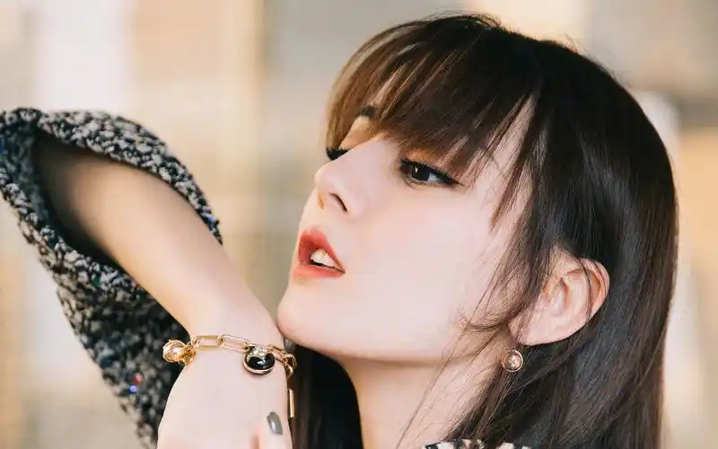 迪丽热巴优雅灵动高清桌面壁纸