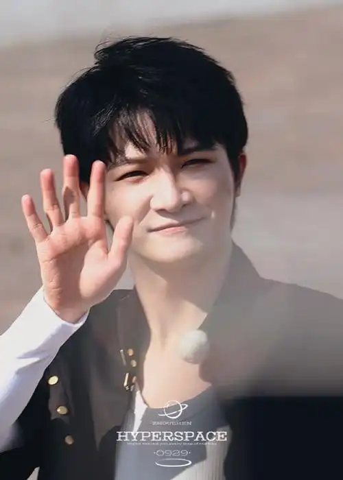 关于我们小深总  从超有范儿到超可爱    @卡布叻_周深