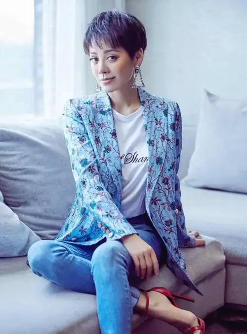 这年秋天,宁静在北京市朝阳区参加朋友聚会,认识了帅哥演员王小毅.