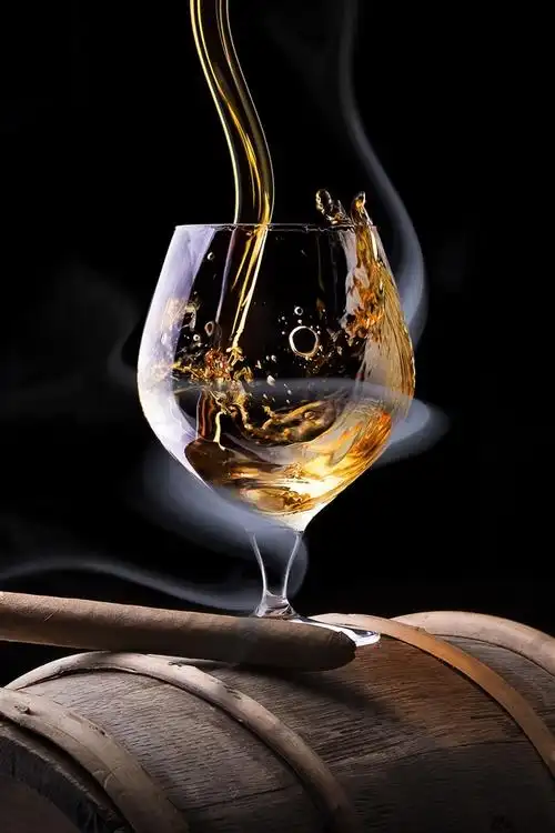 雪茄玻璃杯酒烟