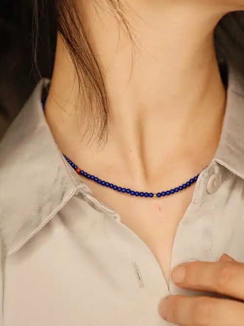 特别是天然的矿石不对称的设计,一颗南红取其侧,如锁骨上的一颗红痣