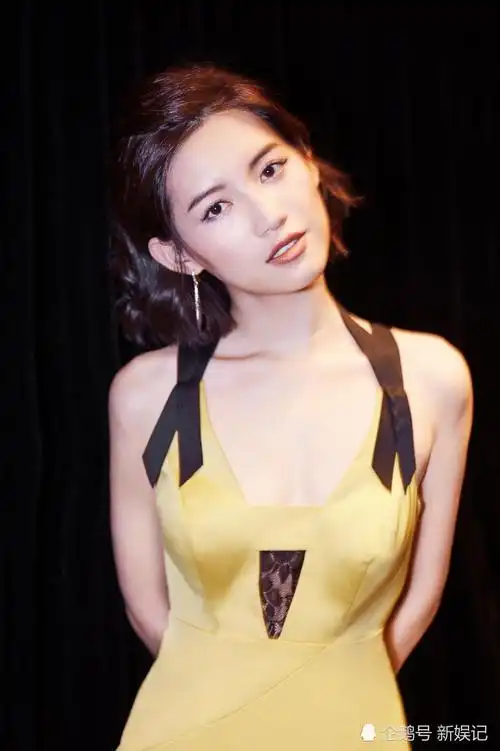 女演员苏青银杏黄裙娇俏可人性感写真