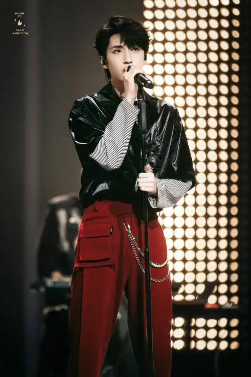 严浩翔尾号6208首秀舞台饭拍五官绝美帅到失语