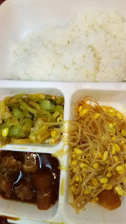 带米饭的是中冶宝钢给工人吃的盒饭,价值15元.