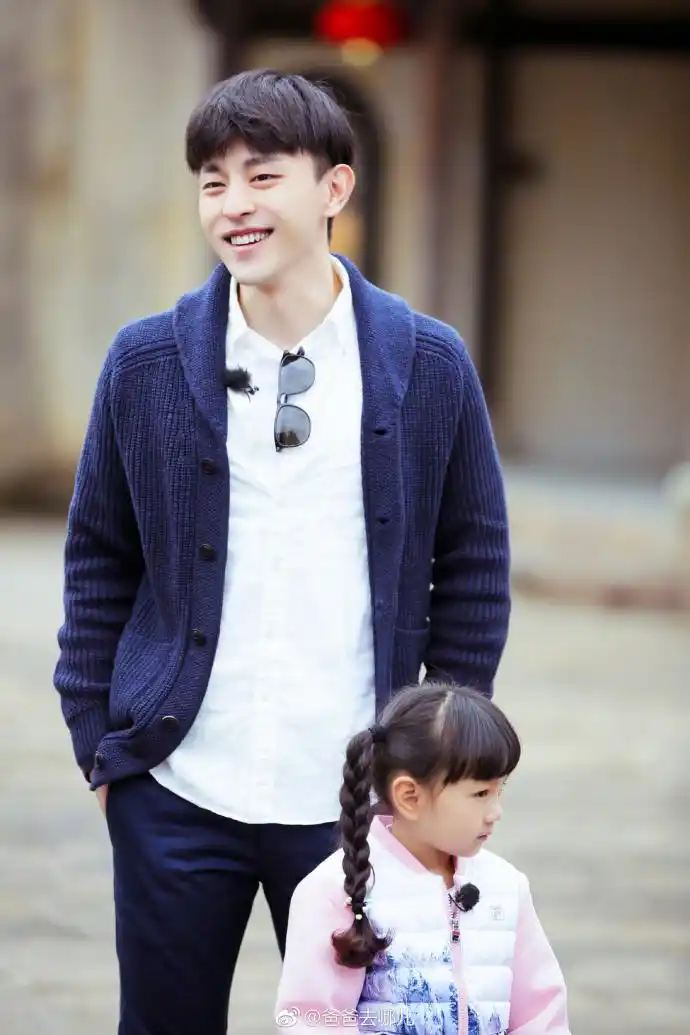 邓伦小山竹最新高清剧照,这样的邓爸爸超暖!最后一张似亲父女!