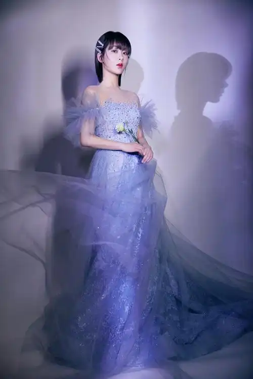 杨紫东方卫视跨年造型曝光!穿雾蓝钻饰长裙像仙女