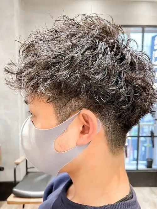 男士发型新风尚两侧铲短头顶烫卷卷