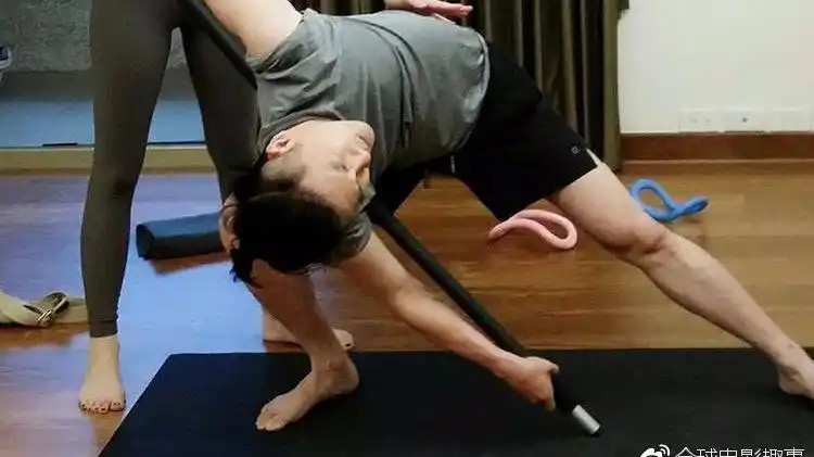 苏有朋回应瑜伽照被p:辛苦杜飞又上热搜!网友调侃杜飞全年无休