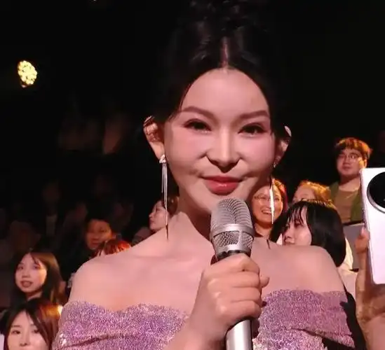 《歌手2024》新主持人长相奇怪,满脸科技感,今昔对比判若两人