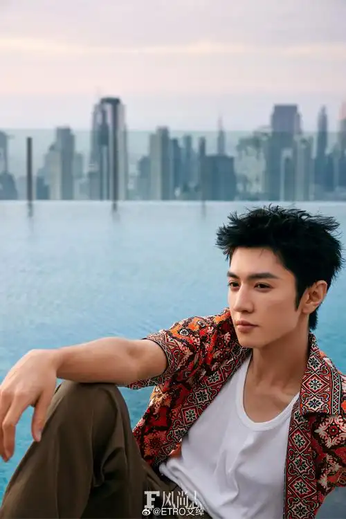 etro星闻#演员@陈哲远-身着2024春夏系列秀款印花衬衫,出镜《风尚志