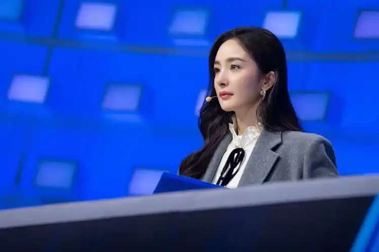 杨幂霸气上央视,穿学院风却是严格导师,与易烊千玺搭档太惊喜
