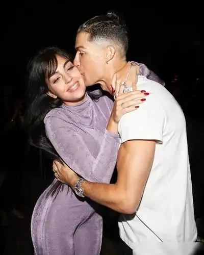 c罗与乔治娜当众"接吻",有谁注意到c罗的手?太土豪了