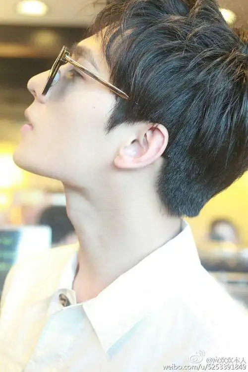 回应: 我发现杨洋的胸锁乳突肌和喉结特别好看!