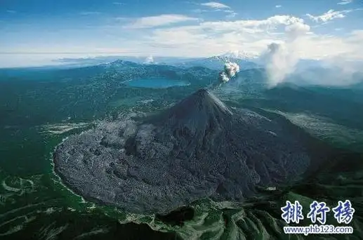 这里分布着形态各异的活火山与死火山,也是世界上活火山最集中的地方