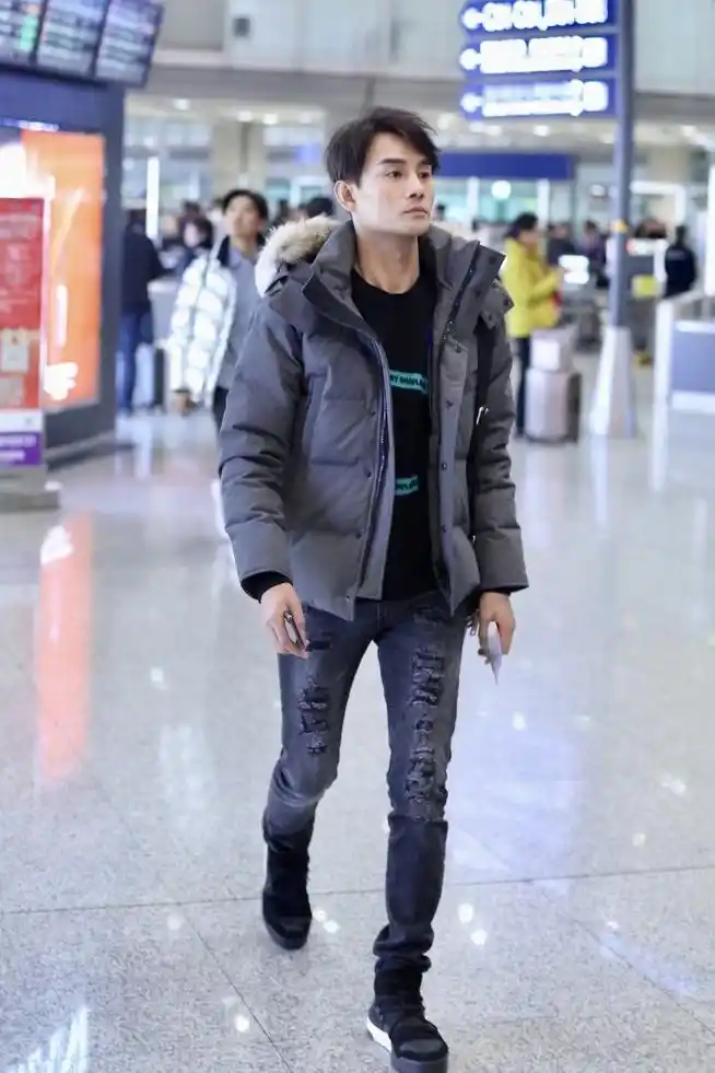 王凯素颜帅气机场写真图片