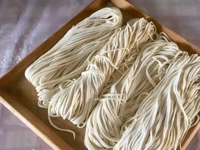 手把手教你不用擀面也能吃到爽滑劲弹的自制面条_小时候_面团_家常