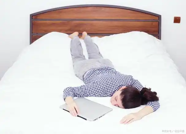 一般情况下,晚上睡觉不老实,趴着睡可能与个人睡觉习惯,植物神经功能