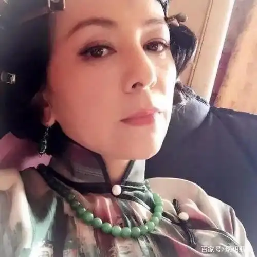 女明星们喜爱选购和佩戴翡翠珠链也离不开以上原因,翡翠珠链一方面