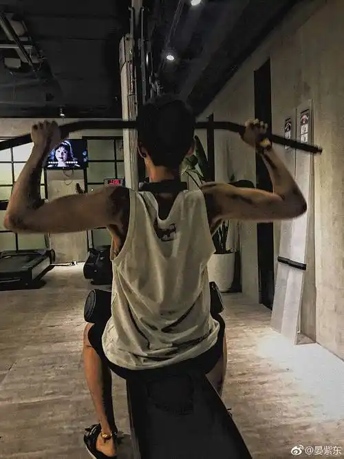 东在健身,从背影看也超帅的