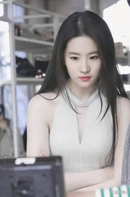 在娱乐圈中,美貌与才华并重的女星数不胜数,但能够让人一见倾心,难以