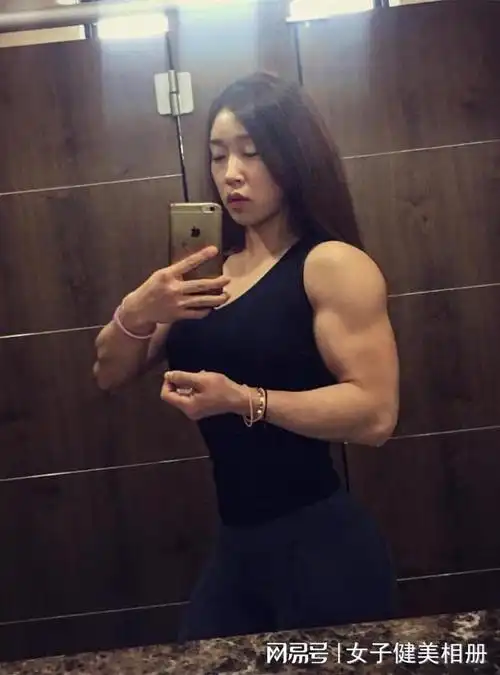 撸铁姑娘身着比基尼站上舞台后就是女神韩国肌肉女kangyoung