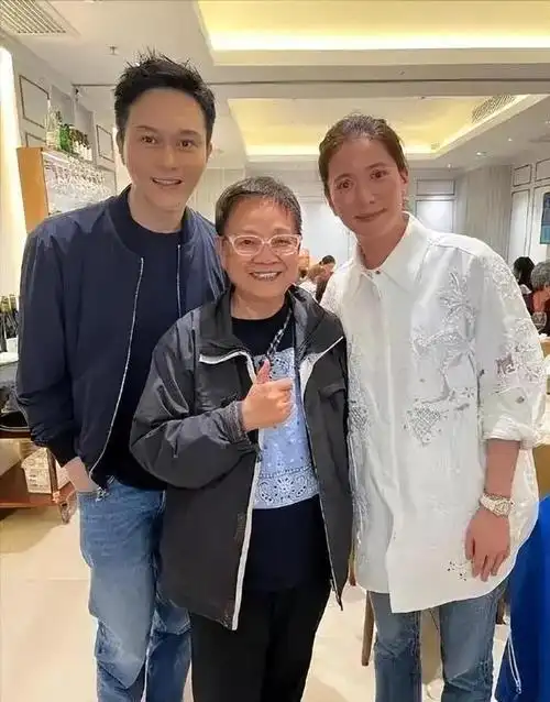 袁咏仪刚出50就"断崖式"变老,素颜憔悴像大妈,老公却是帅小伙