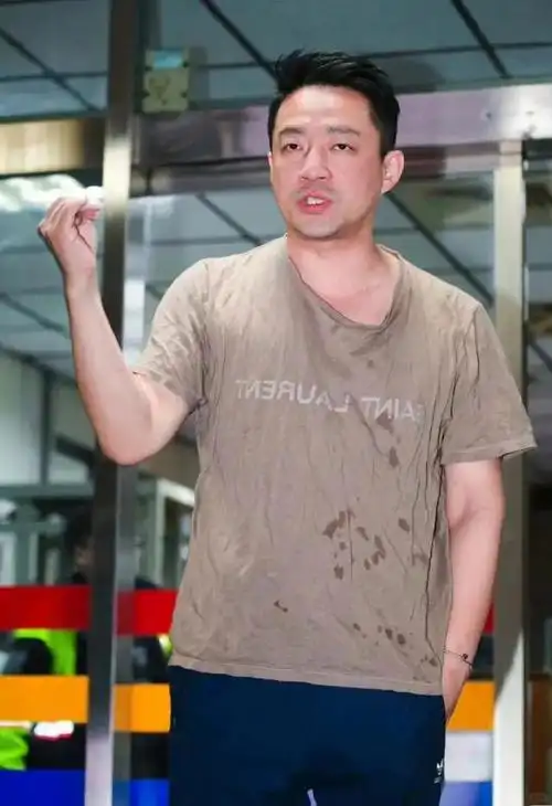 「汪小菲」去警察局穿的同款ysl,被跟风网友买断货了.(/doge)