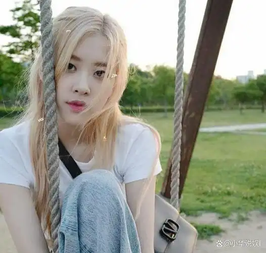 朴彩英晒对镜自拍美照 戴眼镜扎麻花辫萌态十足!