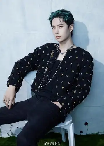 王一博最新造型,他身着黑色丝绒彩钻外套搭配珍珠项链