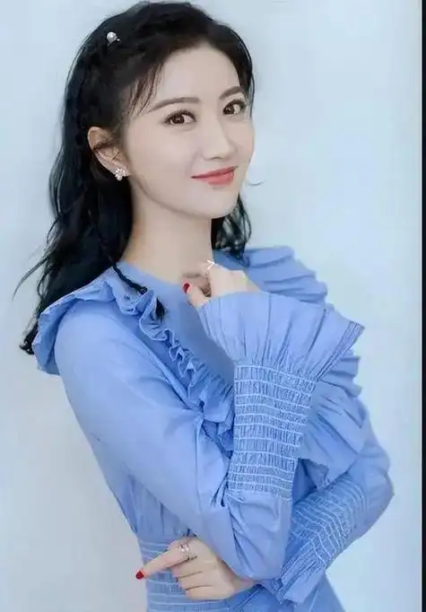 景甜在演艺道路上遇到路征这个贵人,出道即巅峰,起点非常高,但是却